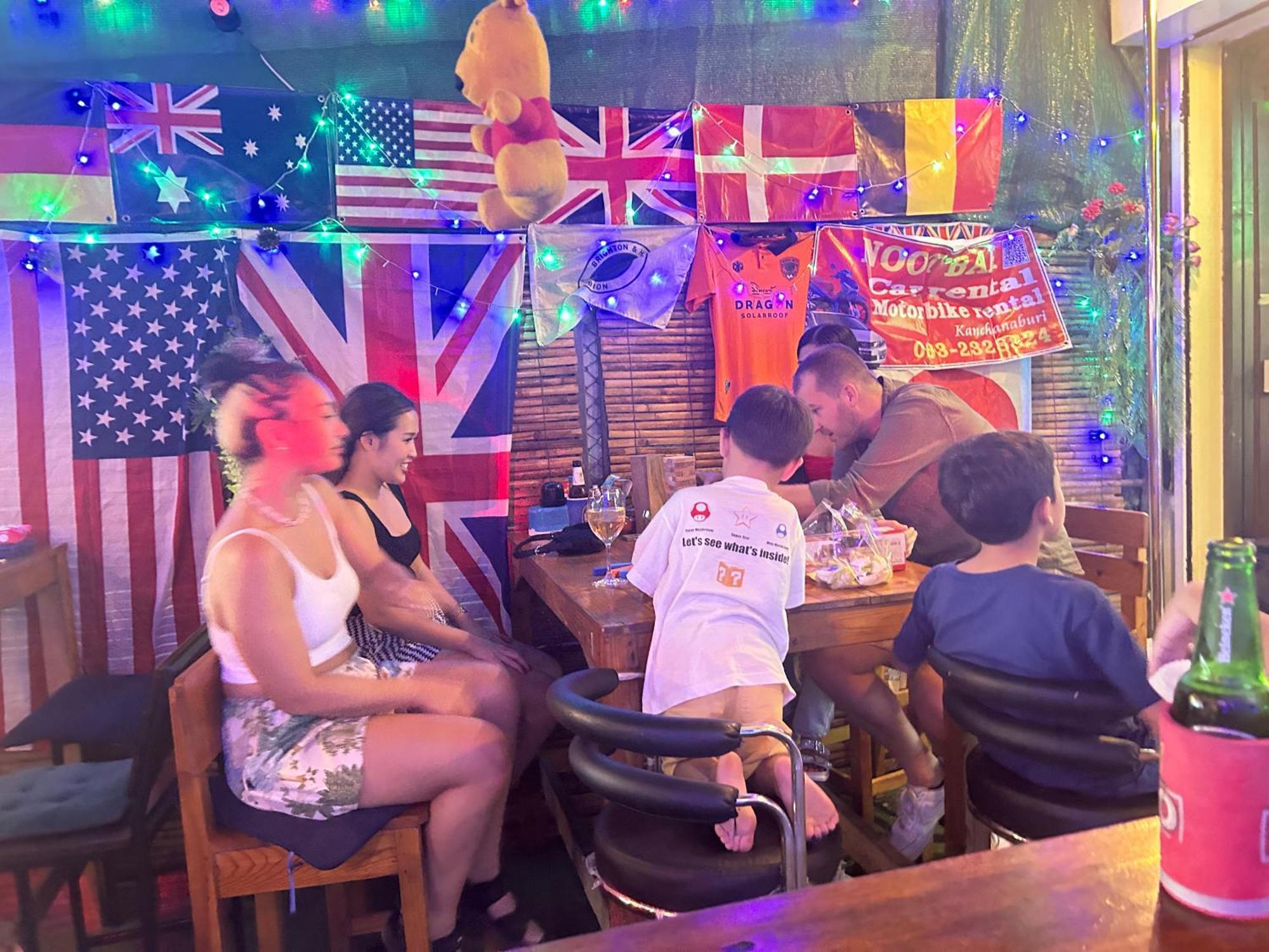 Noot'S Bar And Guesthouse Kanchanaburi Buitenkant foto